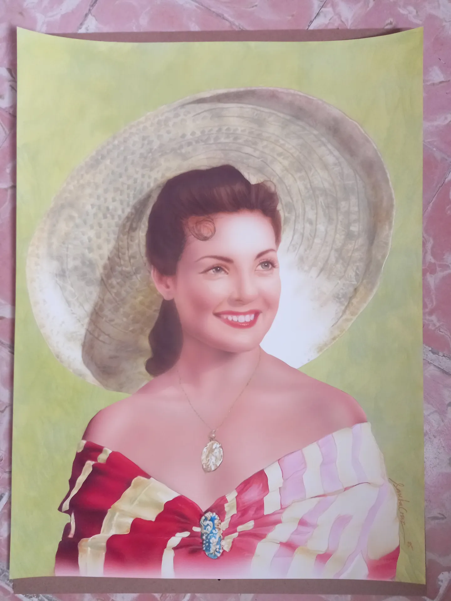 Retrato de Carmen Sevilla en su juventud, con un sombrero de paja, realizado con lápices de color