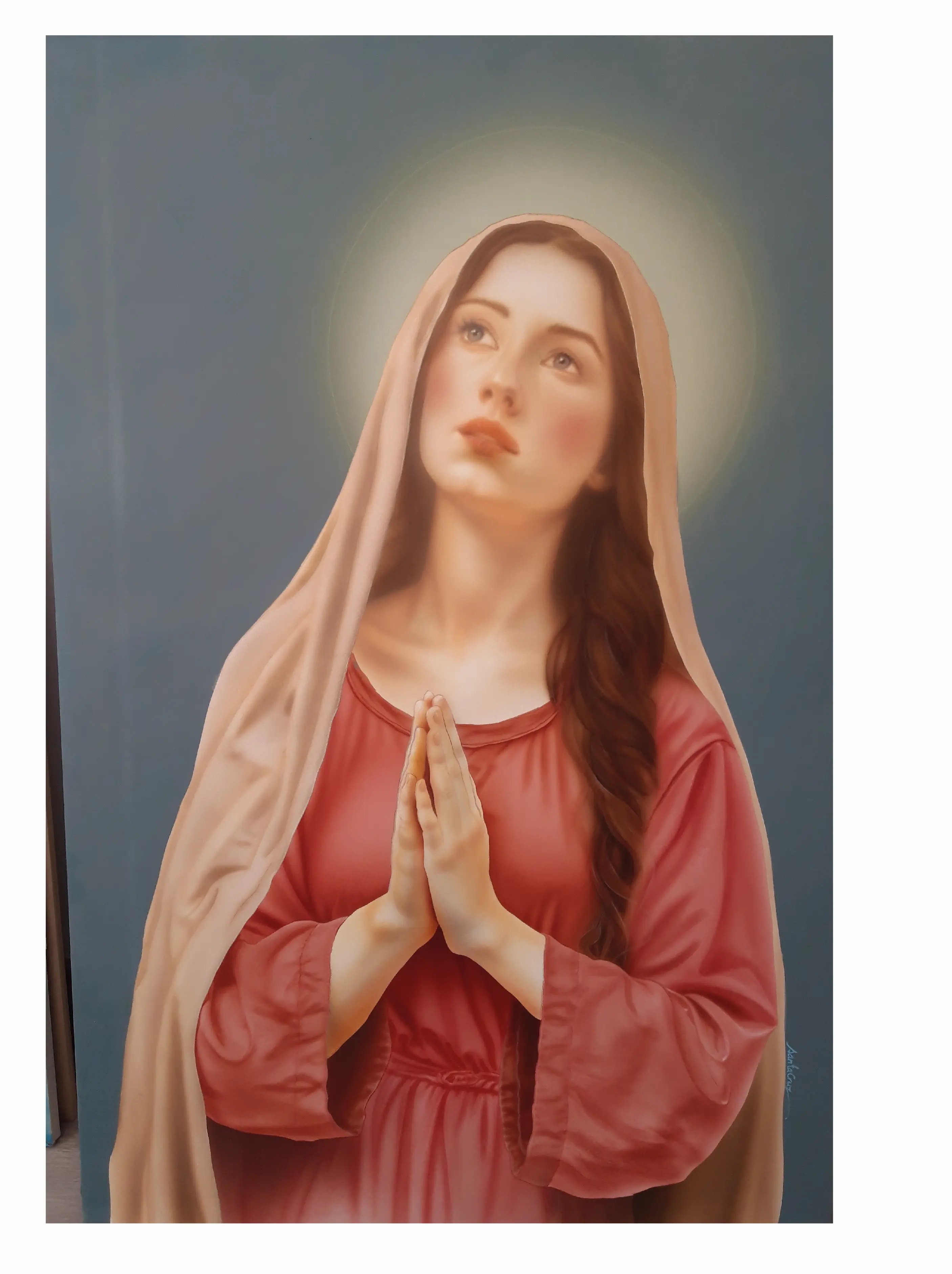 Madre de la esperanza, pintura religiosa de la Virgen en oración realizada por el artista Santacruz